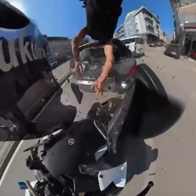 Otomobile çarpan motosikletin sürücüsü, metrelerce savruldu; kaza kask kame...