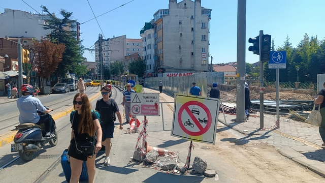 Halkevi inşaat bölgesinde ulaşım kargaşası
Kaldırım inşaat paravanı ile kapatılınca yaya ulaşımı araç ve tramvay yolu üzerinden verildi
Bu yolu tramvay, diğer araçlar ve yayalar birlikte kullanıyor
Güvenli bir yaya koridoru bulunmayan vatandaşlar, ulaşıma kapatılan şantiye alanın hemen yanından, yolun orta kaldırımı üzerinden veya tramvay yolundan yürümeyi tercih ediyor
