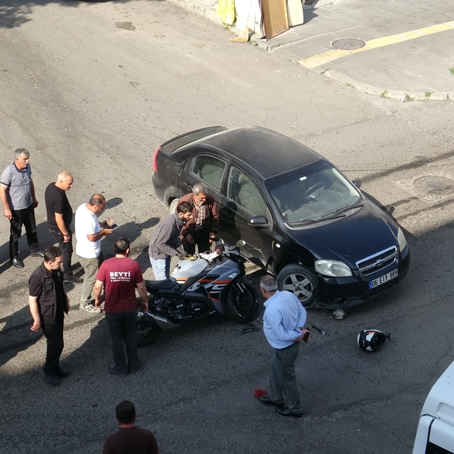 Kars'ta ilginç kaza: Otomobil ile motosiklet çarpıştı, sürücü motosikletini...