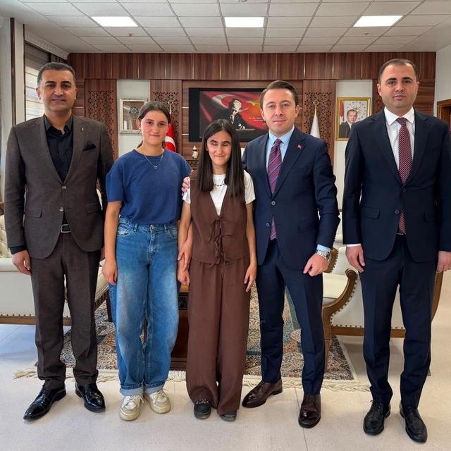 Kaymakam Hülür, YKS'de Türkiye 3.320'ncisi olan görme engelli öğrenciyi kab...