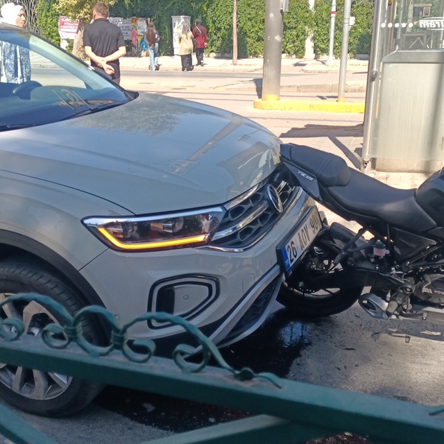 Yayalara yol veren motosikletliye otomobil çarptı