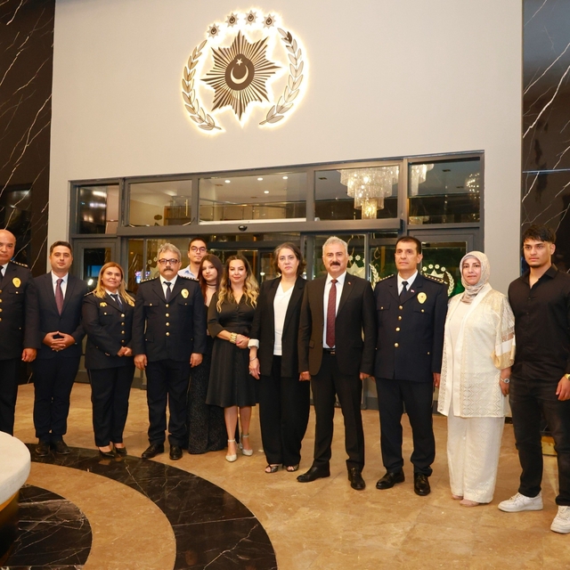 Mersin Emniyet Müdürü Aktaş, terfi eden 5 müdür ve aileleriyle bir araya ge...
