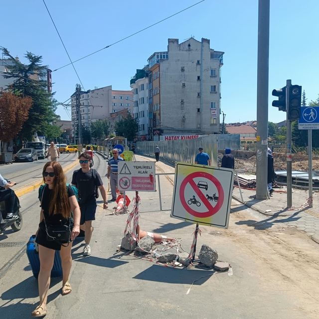 Halkevi inşaat bölgesinde ulaşım kargaşası
Kaldırım inşaat paravanı ile kap...