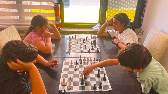 Germencik'te çocuklar yaz tatilini satranç öğrenerek değerlendiriyor