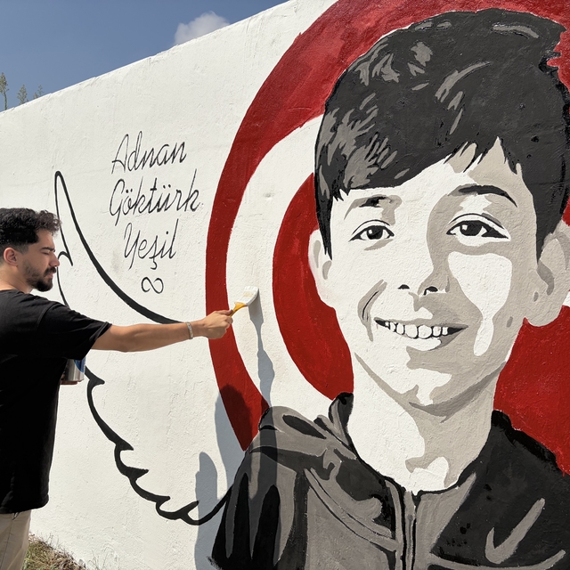 Okul saldırısında hayatını kaybeden Adnan'ın portresi memleketinde duvara ç...
