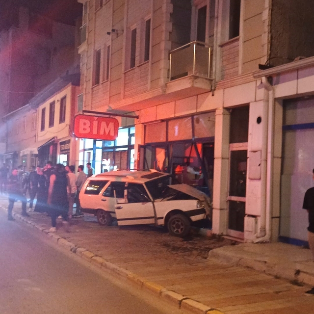 Otomobilin zincir markete daldığı anlar kamerada