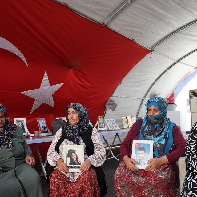 Diyarbakır anneleri PKK ve uzantısı YPG-SDG'nin feshini değerlendirdi
Evlat...