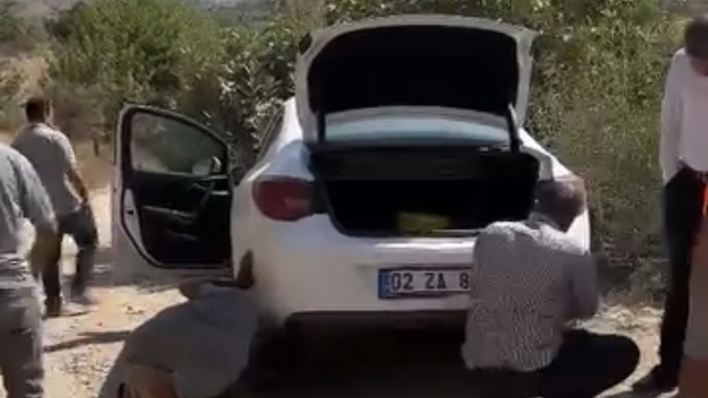 Şarampole giren otomobil halatla kurtarıldı