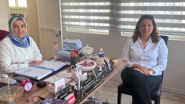 Burhaniye'de İlçe Sağlık Müdürü Akbey, kadın muhtarı ziyaret etti