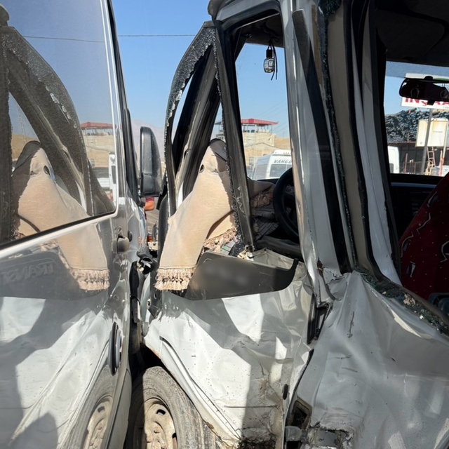 Yüksekova'da minibüs ile kamyonet çarpıştı: 10 yaralı