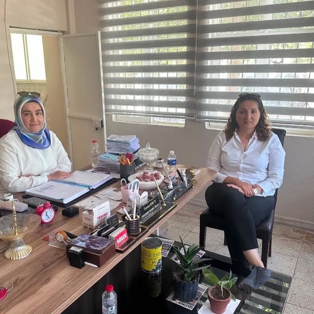 Burhaniye'de İlçe Sağlık Müdürü Akbey, kadın muhtarı ziyaret etti