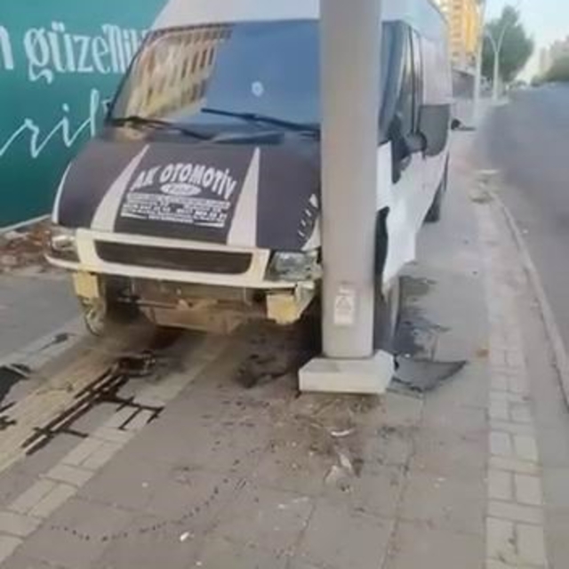 Diyarbakır'da araç direğe çarptı: 1 yaralı