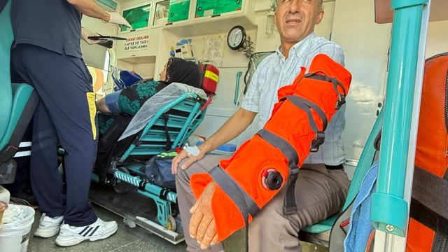 Yüksekova'da minibüsle kamyonet çarpıştı: 10 yaralı