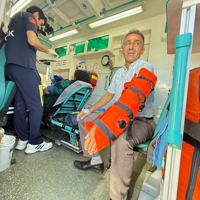 Yüksekova'da minibüsle kamyonet çarpıştı: 10 yaralı