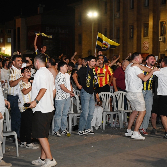 Isparta'da Fenerbahçe'nin Şampiyonlar Ligi sevinci meydana sığmadı