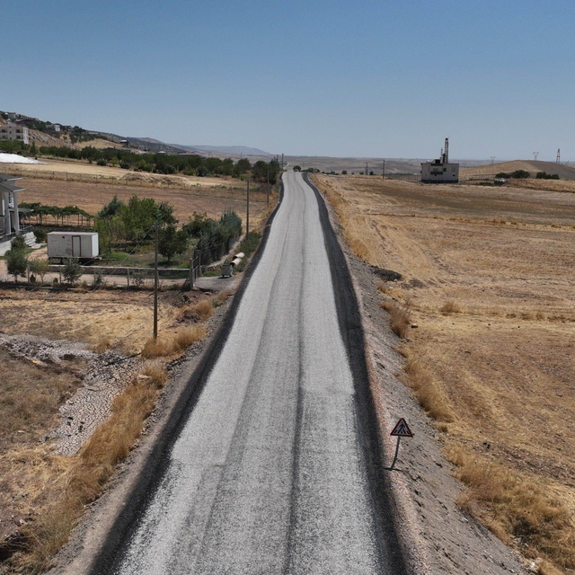 Kırsal yollarda sathi kaplama çalışmaları sürüyor