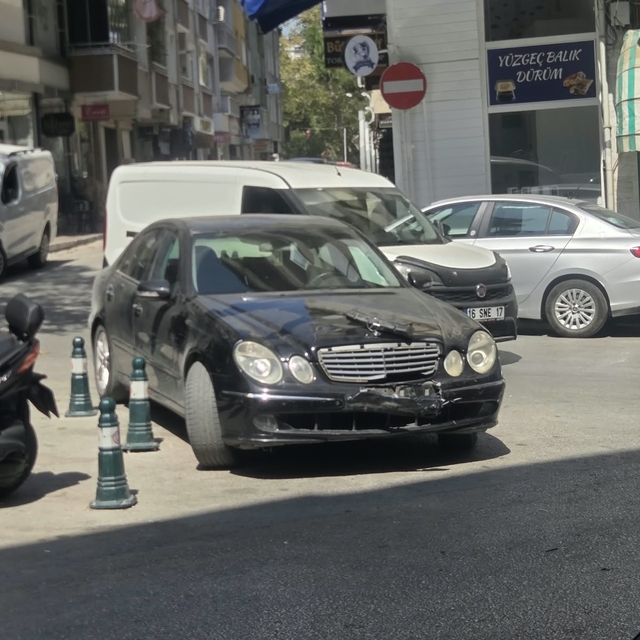 Orhangazi'de otomobille çarpışan motosikletli yaralandı