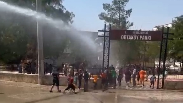 Muhtar, sıcaktan bunalan çocukları tankerden püskürttüğü suyla serinletti