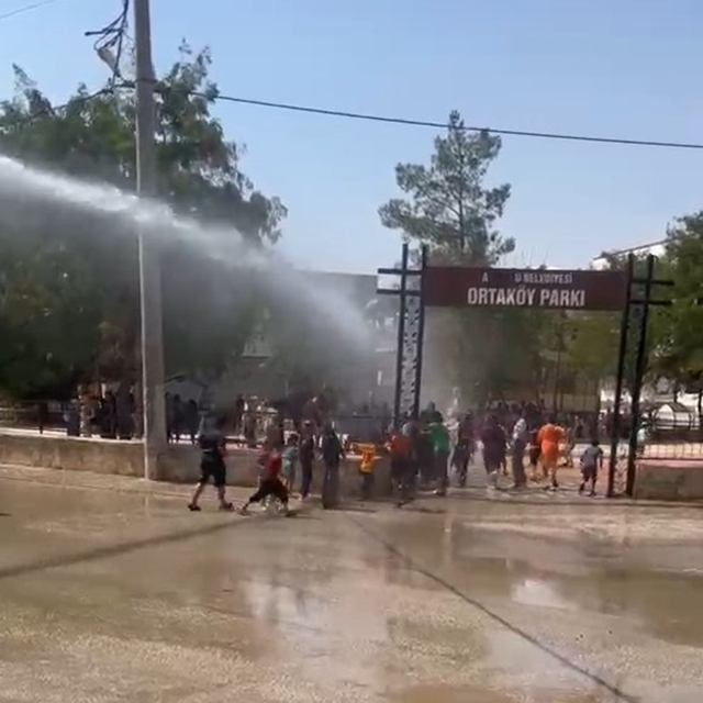 Muhtar, sıcaktan bunalan çocukları tankerden püskürttüğü suyla serinletti