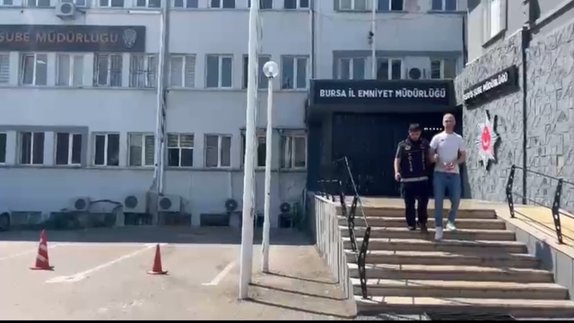 Çatıdan çatıya kaçmaya çalışırken yakalandı
20, 21 ve 25 yıl hapis cezasıyla aranan 3 firari yakalandı