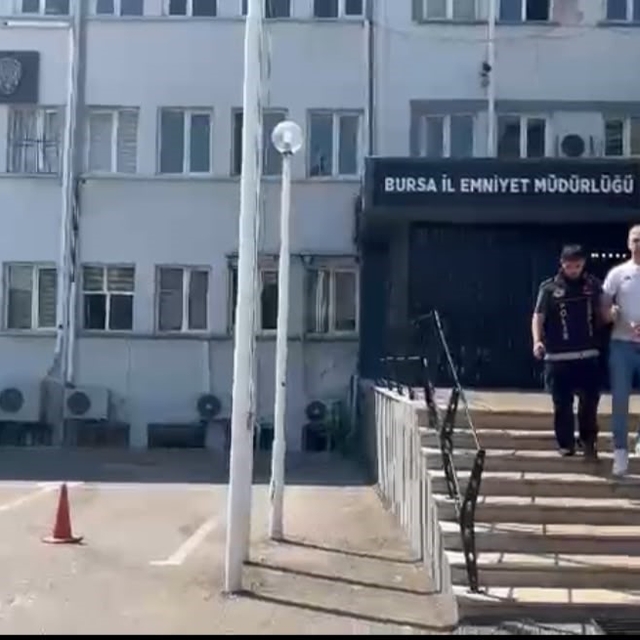 Çatıdan çatıya kaçmaya çalışırken yakalandı
20, 21 ve 25 yıl hapis cezasıyl...