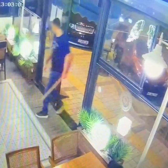 Sopayla öldüresiye dövdü, ilginç saldırı kameralara yansıdı