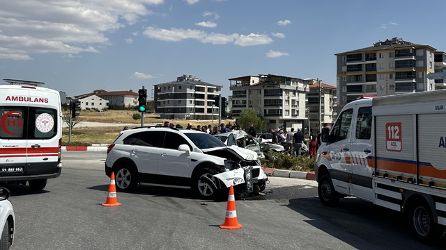 Uşak'ta otomobil ile cip çarpıştı: 3 yaralı