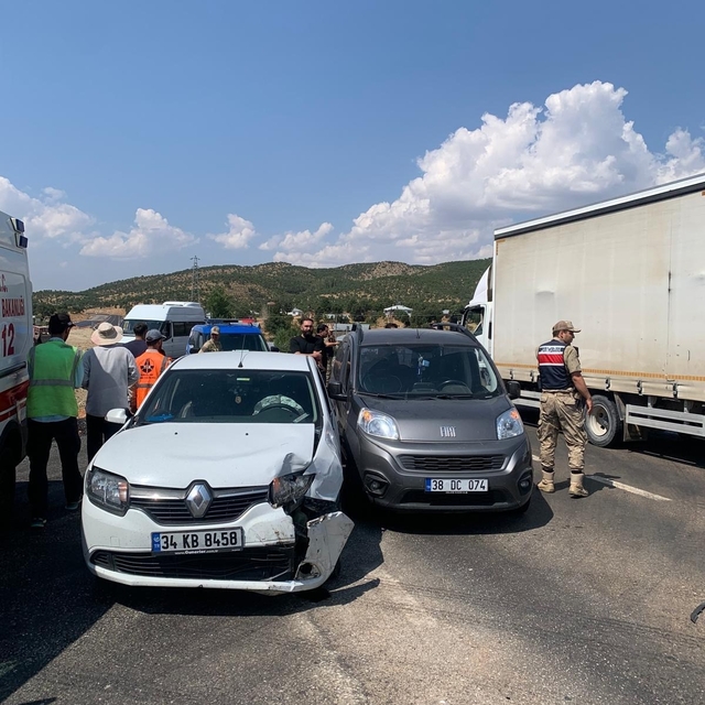 Bingöl iki araç çarpıştı: 2 yaralı