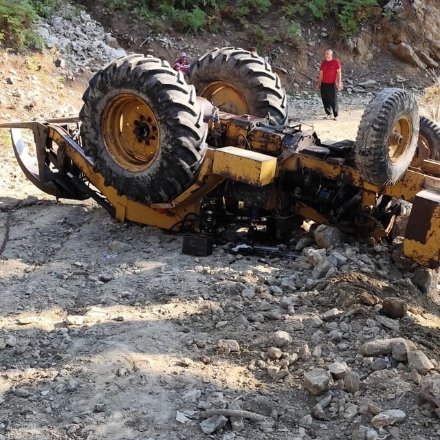 Osmaniye'de iş makinesi devrildi, operatör yaralandı