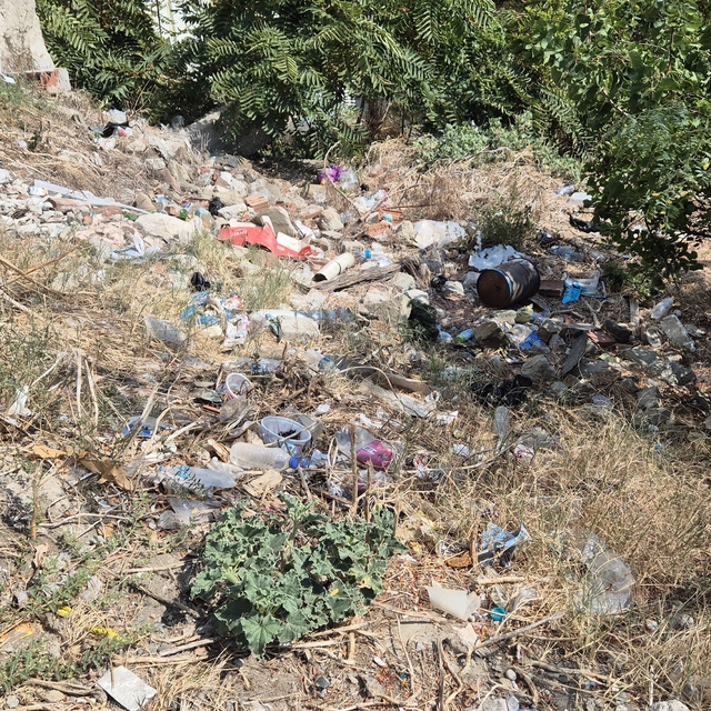 Okulun dibindeki metruk alan çöplüğe döndü