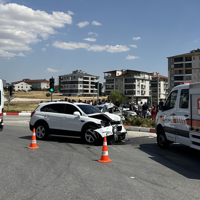 Uşak'ta otomobil ile cip çarpıştı: 3 yaralı