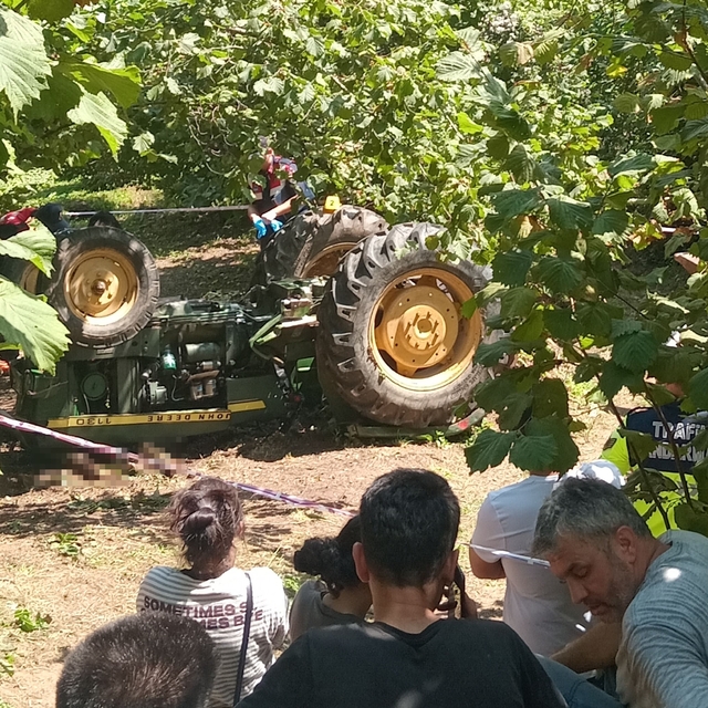 Bahçede eşinin yanına gittiği sırada devrilen traktörün altına kalarak öldü