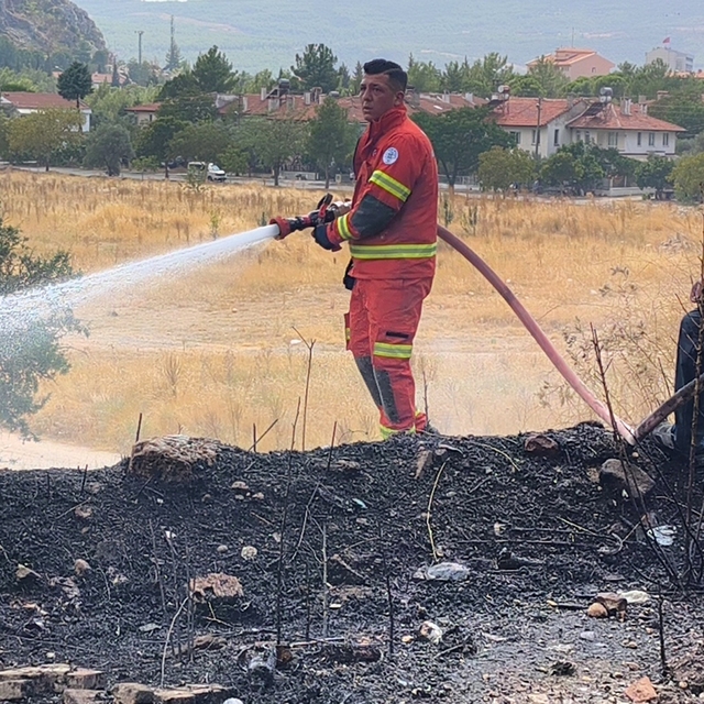 Menteşe'de ziraat alanında yangın