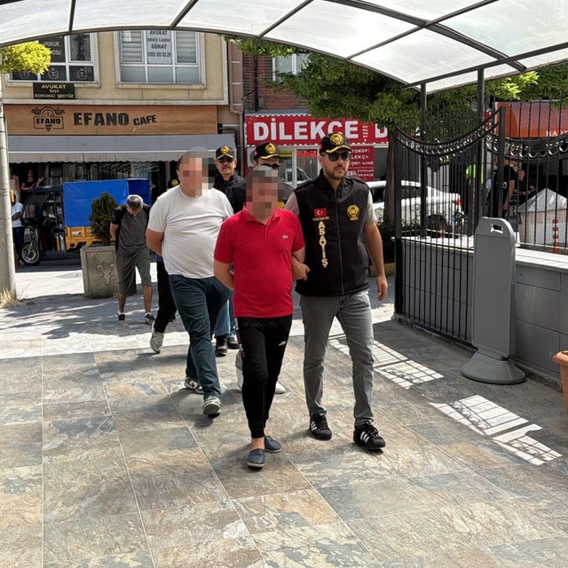Evinde misafir ettiği arkadaşını bıçaklayarak öldüren şüpheli ve 3 arkadaşı...
