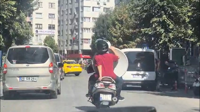 Eskişehir'de tehlikeli taşımacılık
Motosiklet üzerinde çanak anten taşıdı