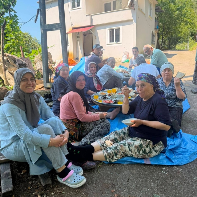 Apar topar İstanbul'a gittiler, yarım kalan fındık hasadını köylüler tamaml...