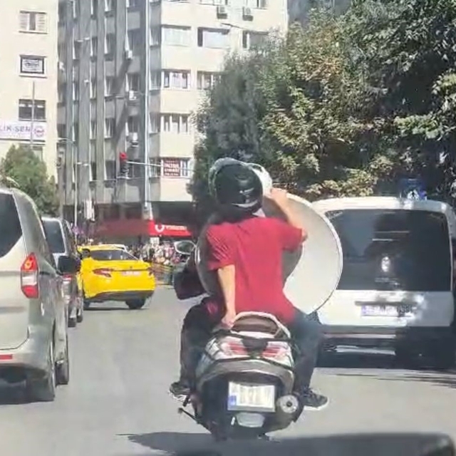 Eskişehir'de tehlikeli taşımacılık
Motosiklet üzerinde çanak anten taşıdı