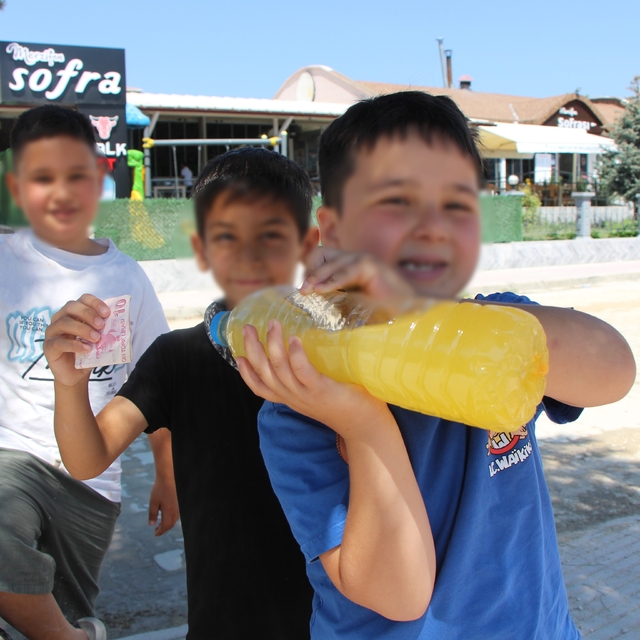 Üç kafadar çocuktan köşe başında limonata satışı
