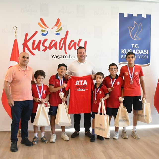 Kuşadası Belediye Başkan Vekili Demirtaş şampiyon güreşçileri ağırladı