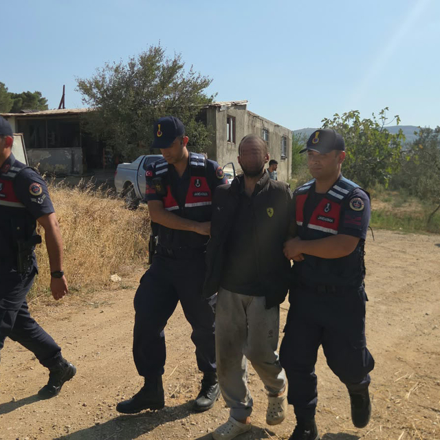 Çalıntı hafif ticari araçla kaçan sürücü zeytinlikte yakalandı