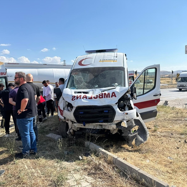 Çorum'da ambulans ile cip çarpıştı: 5 yaralı