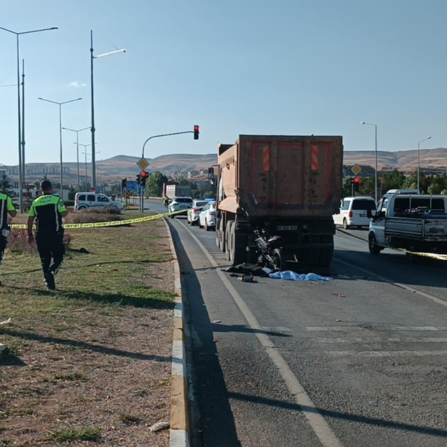 Kamyonla çarpışan motosikletin sürücüsü hayatını kaybetti