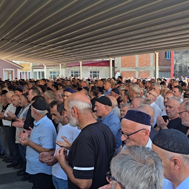 Rize'de denizde boğulan iki kardeş son yolculuklarına uğurlandı