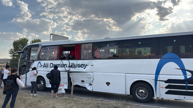 Kırıkkale'de yolcu otobüsü ve iki tır kavşakta çarpıştı: 1 yaralı