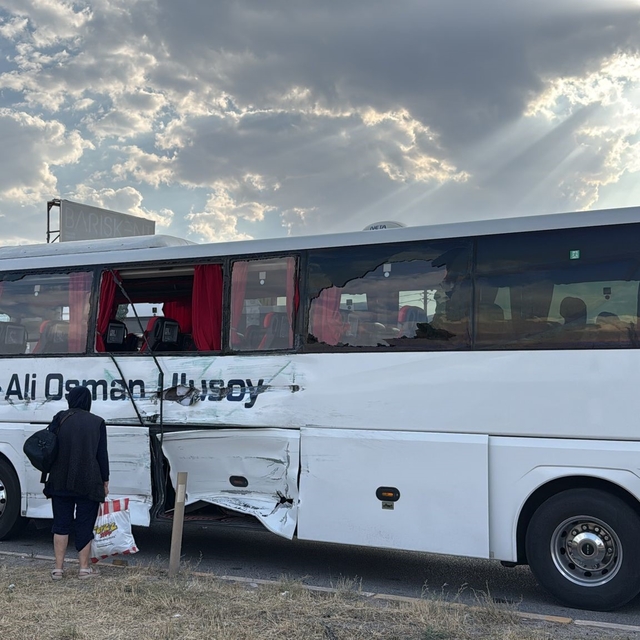 Kırıkkale'de yolcu otobüsü ve iki tır kavşakta çarpıştı: 1 yaralı