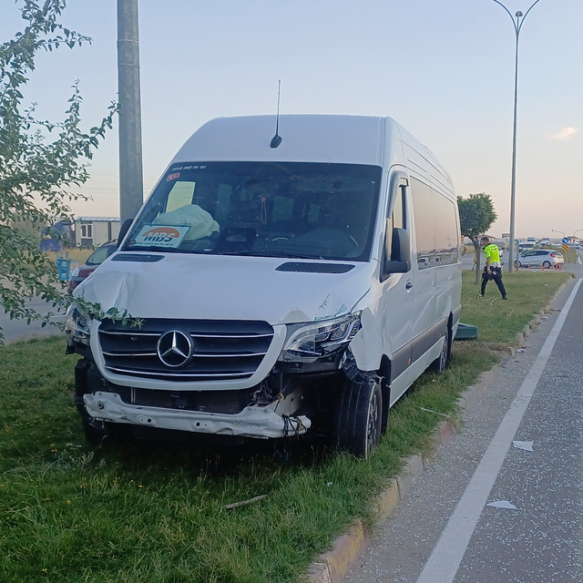İşçi servisi refüjdeki reklam panosuna çarptı: 6 yaralı
