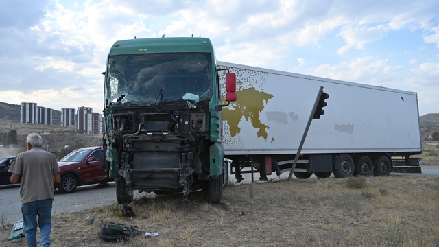 Kırıkkale'de TIR, yolcu otobüsü ve kamyonetin karıştığı kazada 1 kişi yaralandı