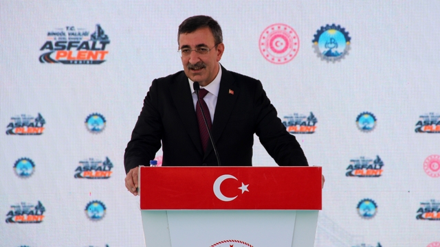 Cumhurbaşkanı Yardımcısı Yılmaz: "Terörsüz Türkiye ve terörsüz bölge vizyonu ülkemizin yatırım ikliminin önündeki engelleri kaldıracak"
"AK Parti olarak Türkiye'nin kalkınma ufkunu belli merkezlerin sınırlarına hapseden anlayışı değiştirdik"