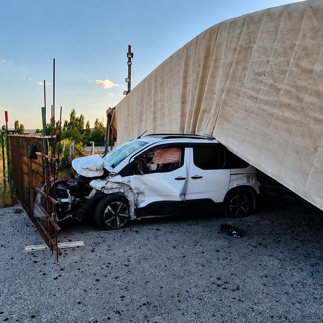 Çorum'da kontrolden çıkan tır, hafif ticari aracın üzerine devrildi: 1 yara...