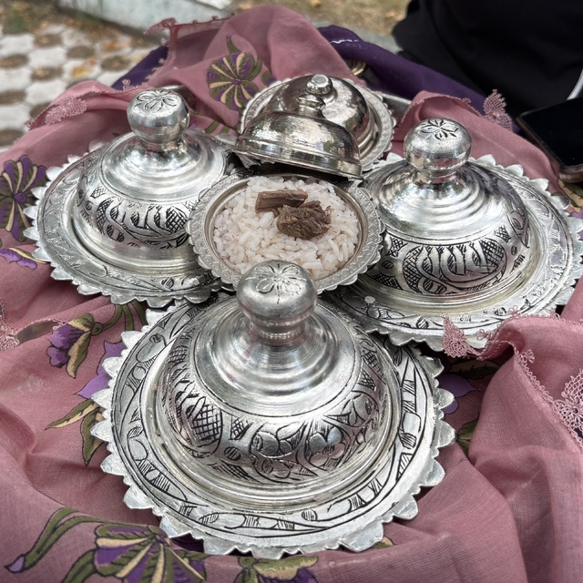 Kadınlar ilçenin coğrafi işaretli pirincinden en pilavı yapabilmek için yar...
